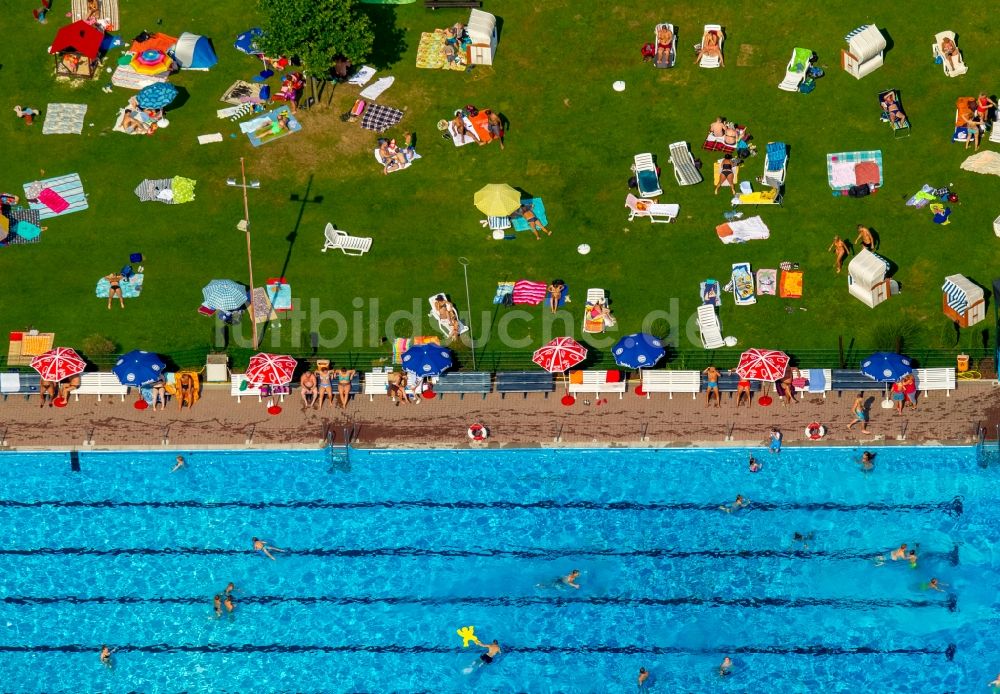 Arnsberg von oben - Badegäste auf den Liegewiesen am Schwimmbecken des Freibades in Arnsberg im Bundesland Nordrhein-Westfalen