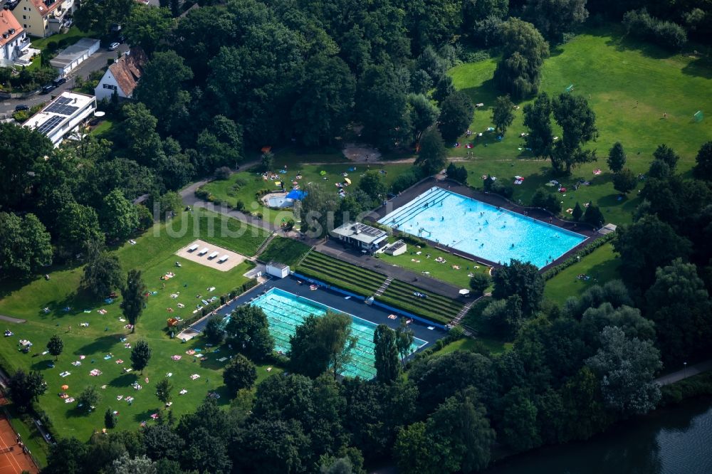 Nürnberg von oben - Badegäste auf den Liegewiesen am Schwimmbecken des Freibades SB Bayern 07 e.V. in Nürnberg im Bundesland Bayern, Deutschland