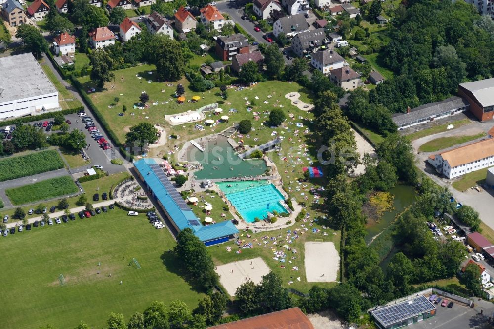 Göttingen von oben - Badegäste auf den Liegewiesen am Schwimmbecken des Freibades Brauwege in Göttingen im Bundesland Niedersachsen