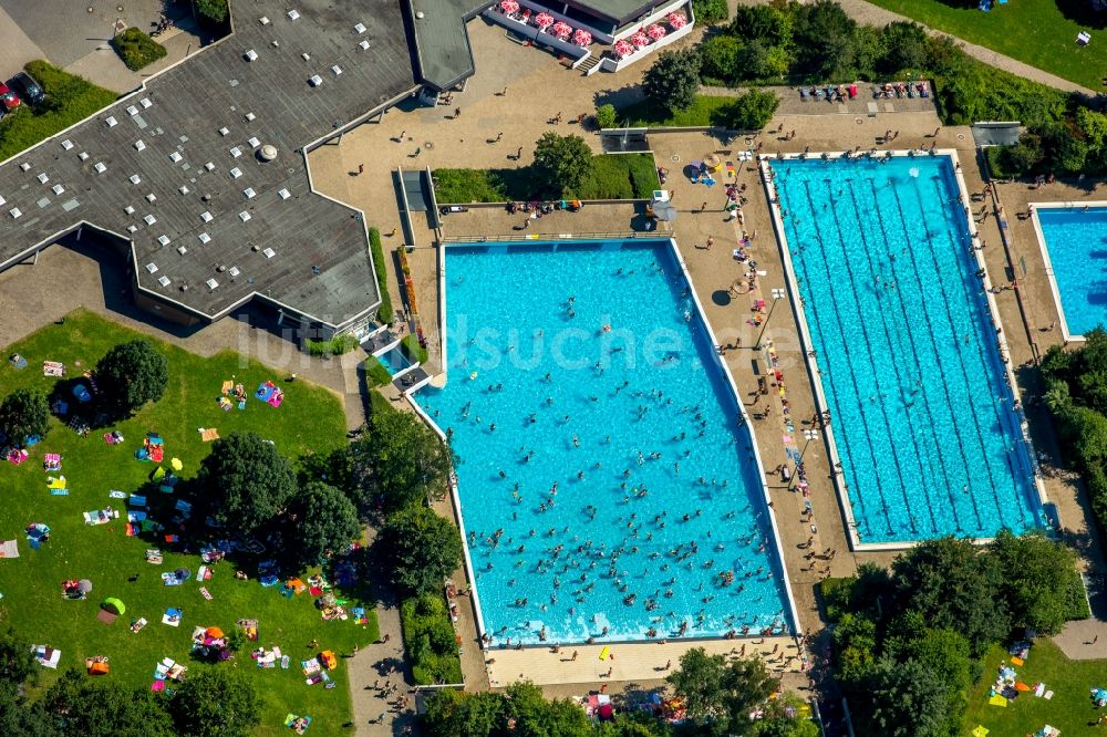 Luftbild Hamm - Badegäste auf den Liegewiesen am Schwimmbecken des Freibades Süd am Carolinenweg in Hamm im Bundesland Nordrhein-Westfalen