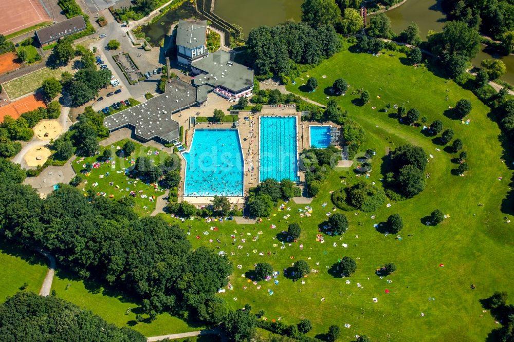 Luftaufnahme Hamm - Badegäste auf den Liegewiesen am Schwimmbecken des Freibades Süd am Carolinenweg in Hamm im Bundesland Nordrhein-Westfalen