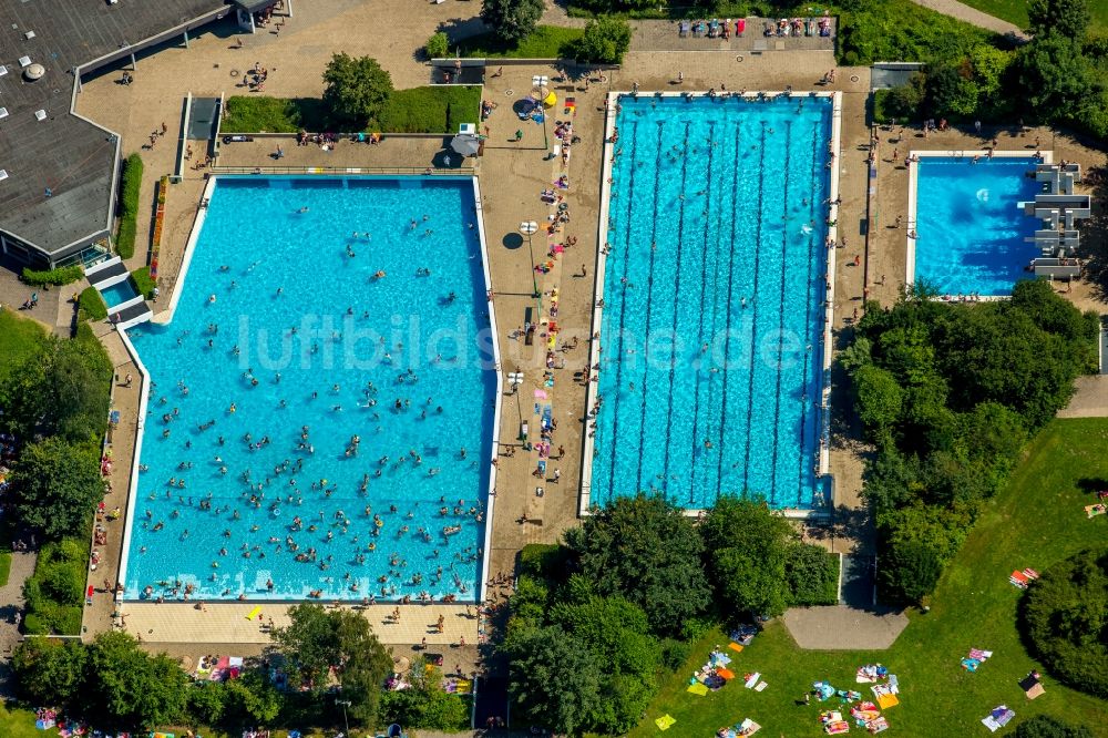 Hamm von oben - Badegäste auf den Liegewiesen am Schwimmbecken des Freibades Süd am Carolinenweg in Hamm im Bundesland Nordrhein-Westfalen