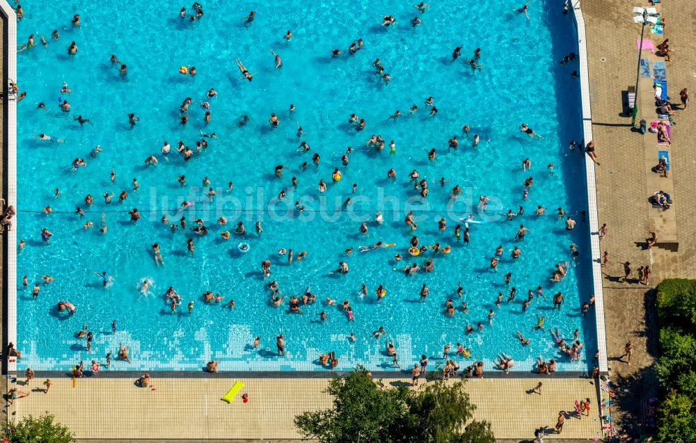 Hamm aus der Vogelperspektive: Badegäste auf den Liegewiesen am Schwimmbecken des Freibades Süd am Carolinenweg in Hamm im Bundesland Nordrhein-Westfalen