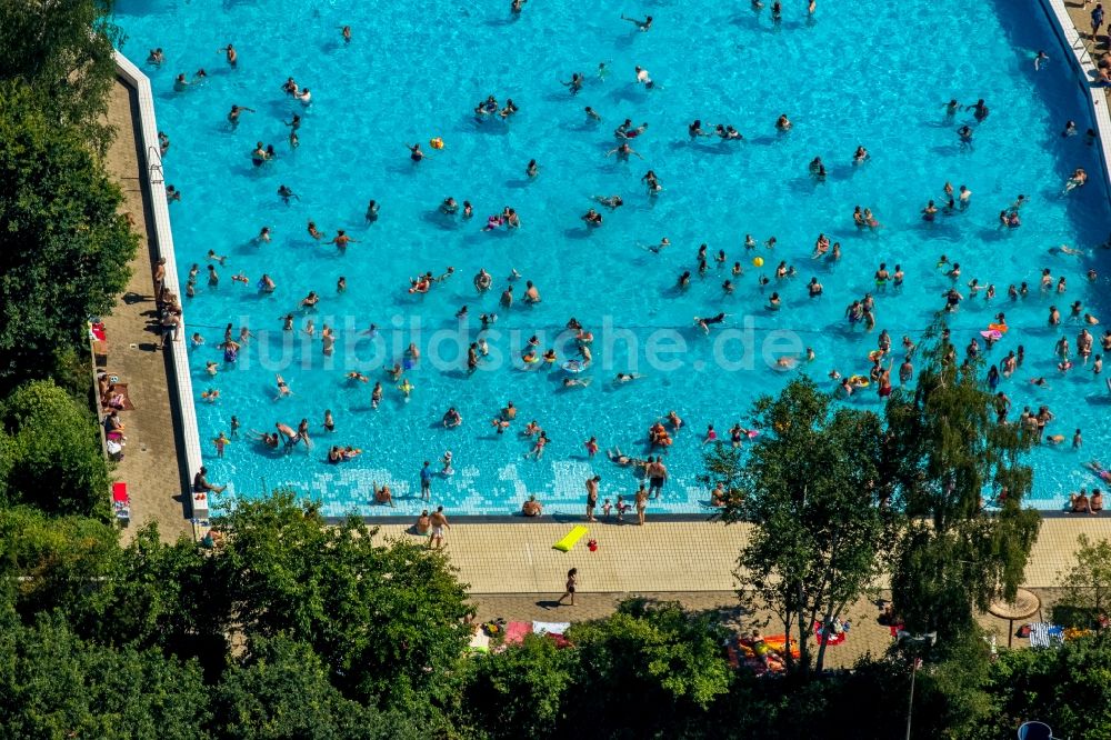 Luftaufnahme Hamm - Badegäste auf den Liegewiesen am Schwimmbecken des Freibades Süd am Carolinenweg in Hamm im Bundesland Nordrhein-Westfalen