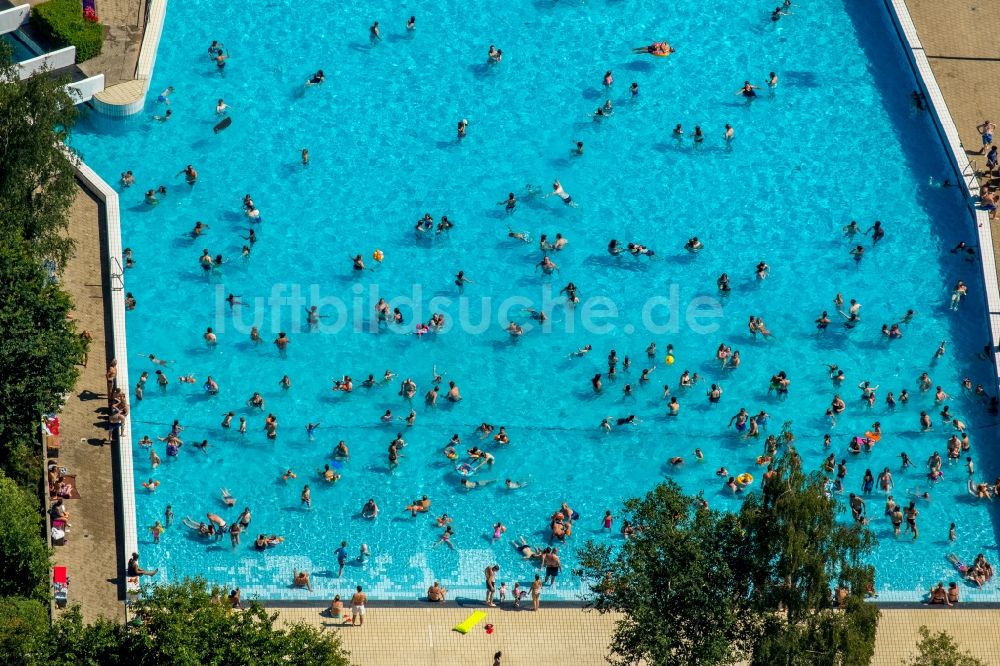 Hamm von oben - Badegäste auf den Liegewiesen am Schwimmbecken des Freibades Süd am Carolinenweg in Hamm im Bundesland Nordrhein-Westfalen