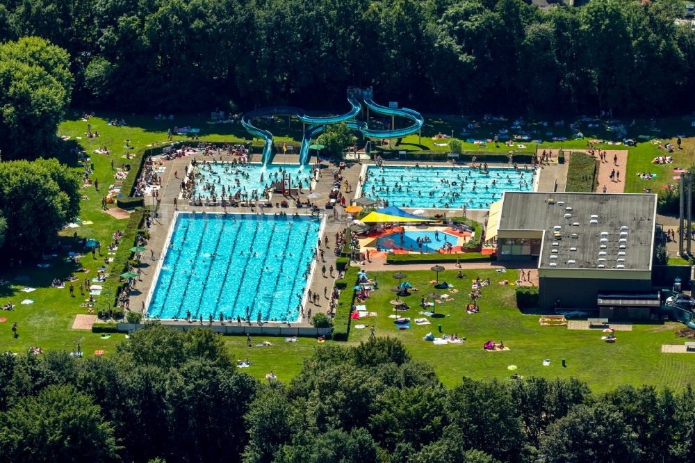 Hamm aus der Vogelperspektive: Badegäste auf den Liegewiesen am Schwimmbecken des Freibades Süd am Carolinenweg in Hamm im Bundesland Nordrhein-Westfalen