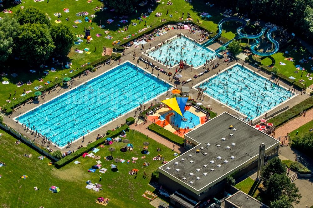 Luftbild Hamm - Badegäste auf den Liegewiesen am Schwimmbecken des Freibades Süd am Carolinenweg in Hamm im Bundesland Nordrhein-Westfalen