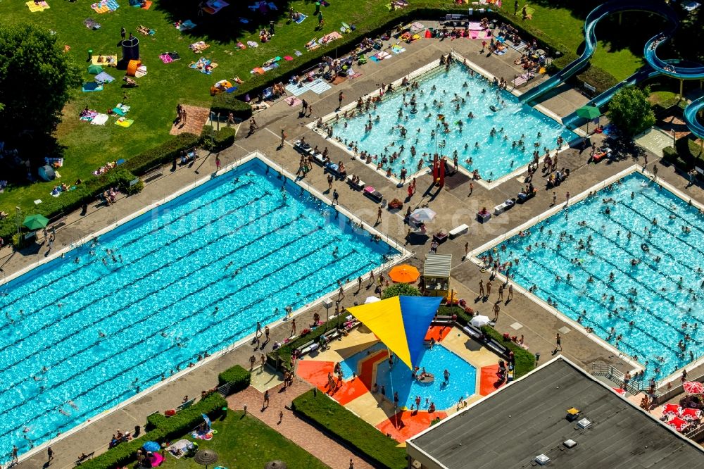 Luftaufnahme Hamm - Badegäste auf den Liegewiesen am Schwimmbecken des Freibades Süd am Carolinenweg in Hamm im Bundesland Nordrhein-Westfalen