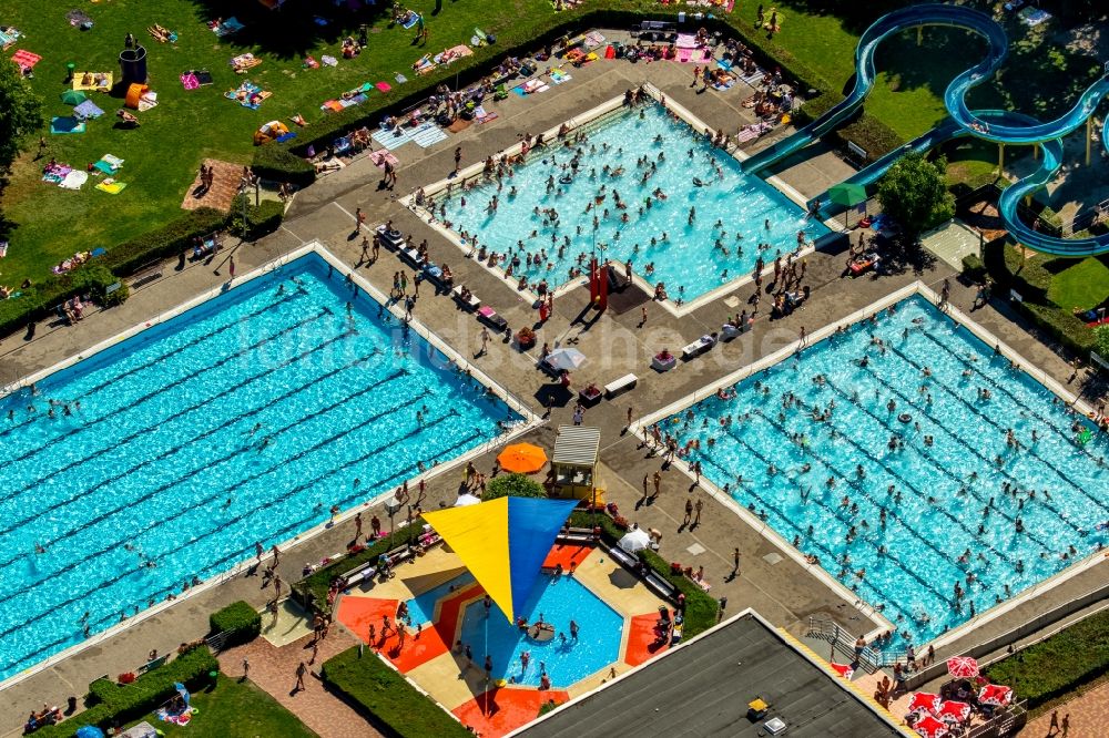 Hamm von oben - Badegäste auf den Liegewiesen am Schwimmbecken des Freibades Süd am Carolinenweg in Hamm im Bundesland Nordrhein-Westfalen