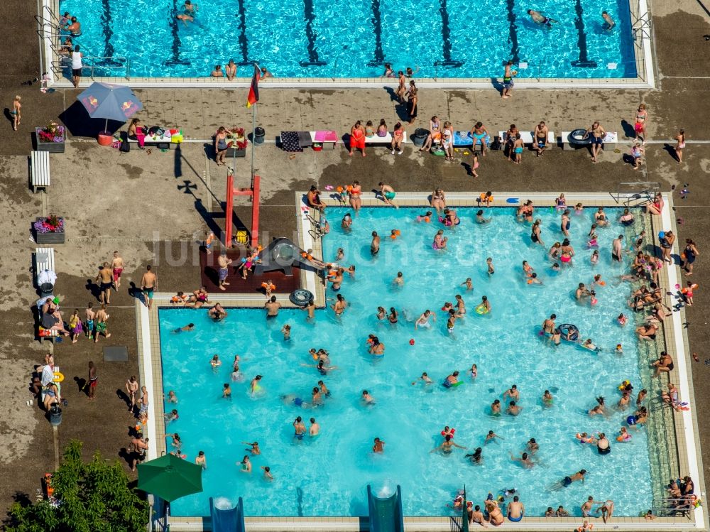 Hamm aus der Vogelperspektive: Badegäste auf den Liegewiesen am Schwimmbecken des Freibades Süd am Carolinenweg in Hamm im Bundesland Nordrhein-Westfalen