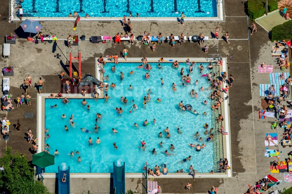 Luftbild Hamm - Badegäste auf den Liegewiesen am Schwimmbecken des Freibades Süd am Carolinenweg in Hamm im Bundesland Nordrhein-Westfalen