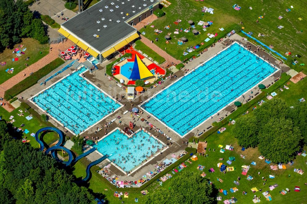 Luftaufnahme Hamm - Badegäste auf den Liegewiesen am Schwimmbecken des Freibades Süd am Carolinenweg in Hamm im Bundesland Nordrhein-Westfalen