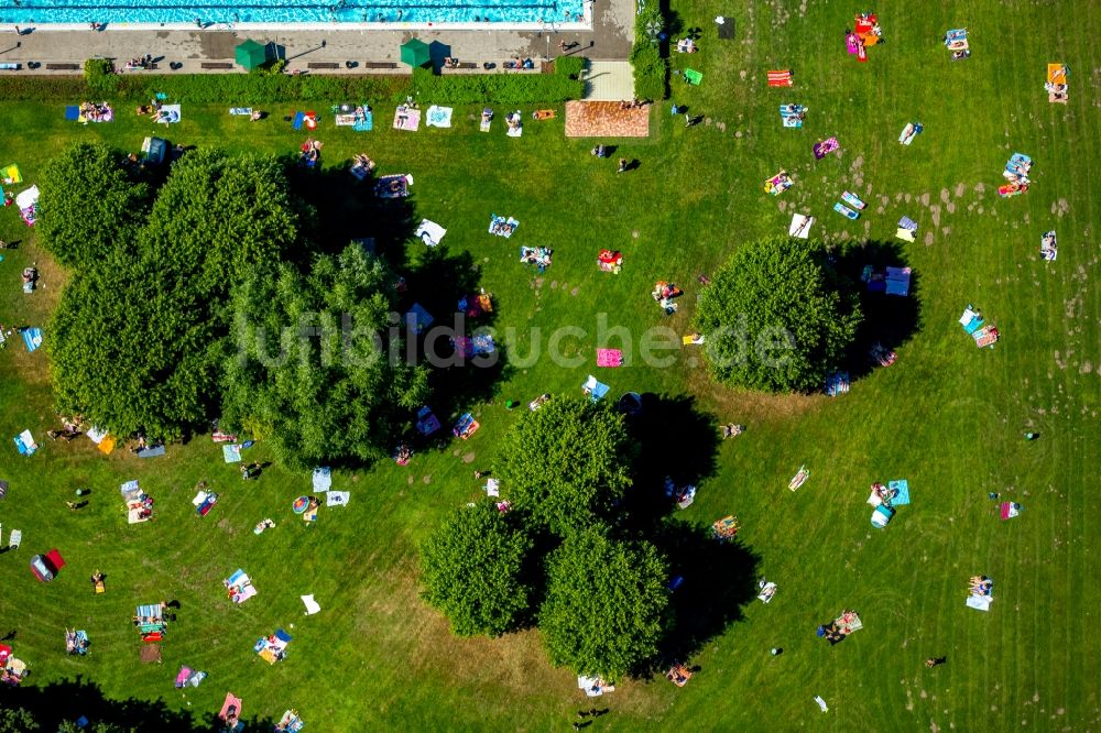 Hamm von oben - Badegäste auf den Liegewiesen am Schwimmbecken des Freibades Süd am Carolinenweg in Hamm im Bundesland Nordrhein-Westfalen