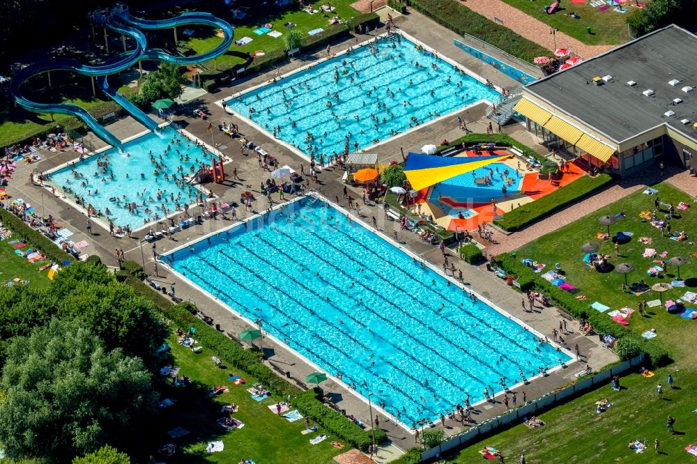 Hamm aus der Vogelperspektive: Badegäste auf den Liegewiesen am Schwimmbecken des Freibades Süd am Carolinenweg in Hamm im Bundesland Nordrhein-Westfalen