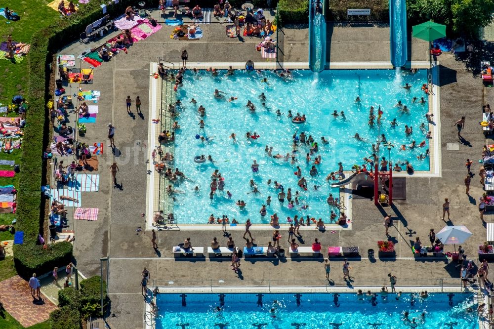 Luftbild Hamm - Badegäste auf den Liegewiesen am Schwimmbecken des Freibades Süd am Carolinenweg in Hamm im Bundesland Nordrhein-Westfalen