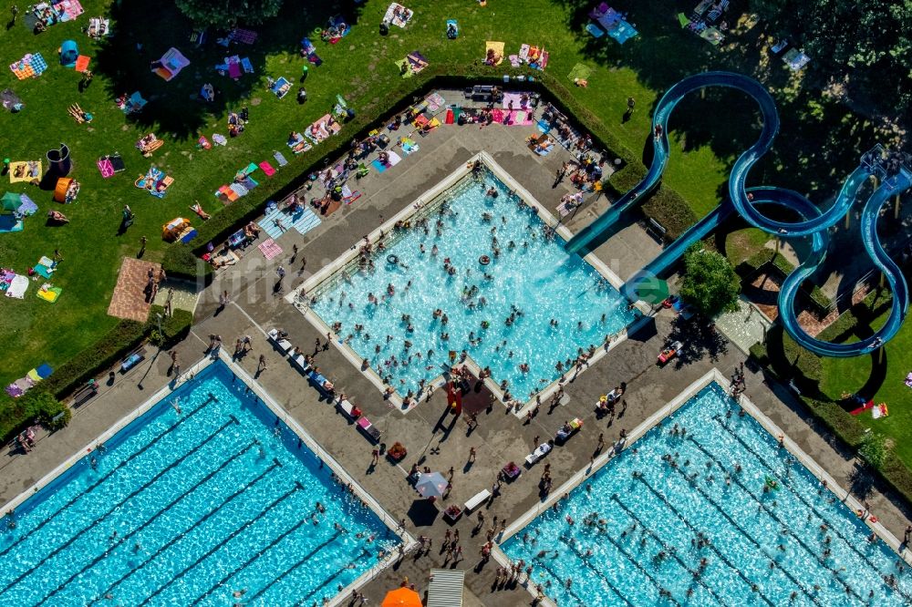 Luftaufnahme Hamm - Badegäste auf den Liegewiesen am Schwimmbecken des Freibades Süd am Carolinenweg in Hamm im Bundesland Nordrhein-Westfalen