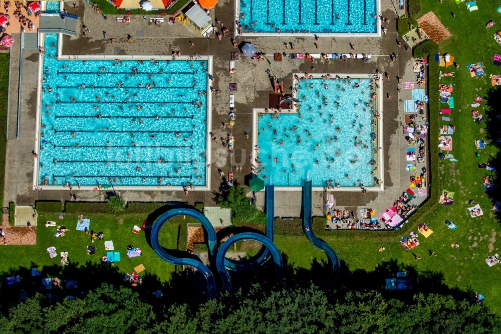 Hamm von oben - Badegäste auf den Liegewiesen am Schwimmbecken des Freibades Süd am Carolinenweg in Hamm im Bundesland Nordrhein-Westfalen