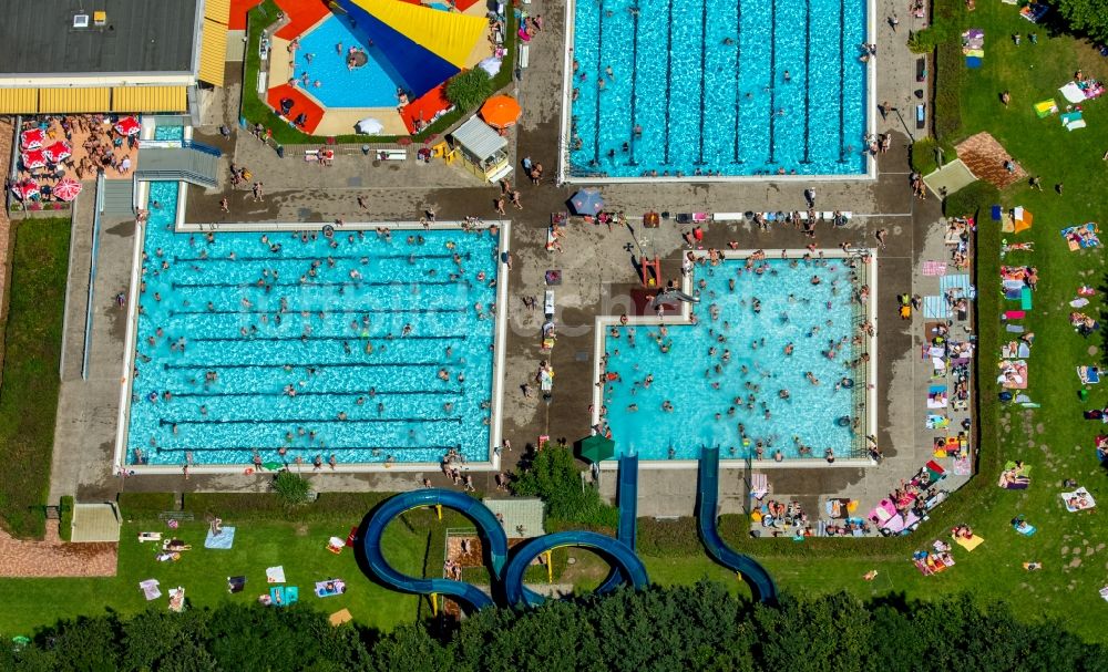 Hamm aus der Vogelperspektive: Badegäste auf den Liegewiesen am Schwimmbecken des Freibades Süd am Carolinenweg in Hamm im Bundesland Nordrhein-Westfalen