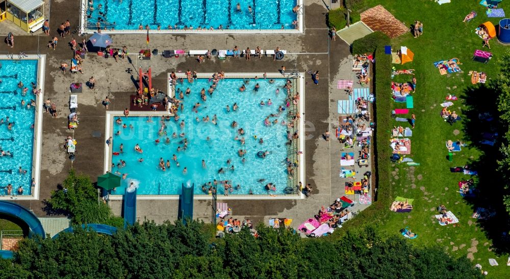 Luftbild Hamm - Badegäste auf den Liegewiesen am Schwimmbecken des Freibades Süd am Carolinenweg in Hamm im Bundesland Nordrhein-Westfalen