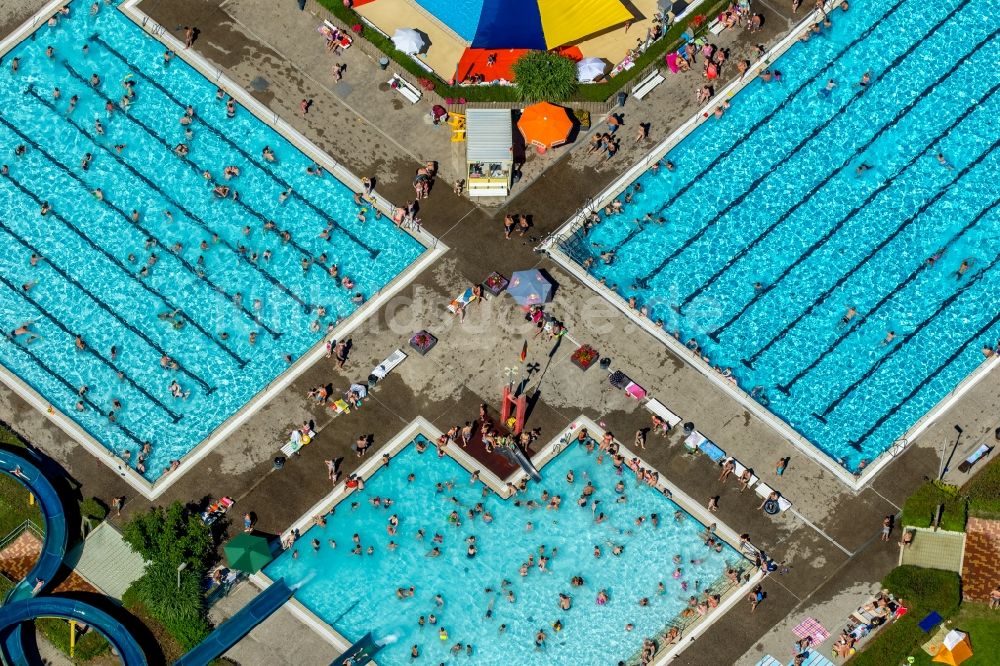 Luftaufnahme Hamm - Badegäste auf den Liegewiesen am Schwimmbecken des Freibades Süd am Carolinenweg in Hamm im Bundesland Nordrhein-Westfalen