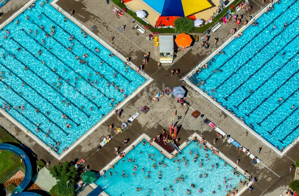 Hamm von oben - Badegäste auf den Liegewiesen am Schwimmbecken des Freibades Süd am Carolinenweg in Hamm im Bundesland Nordrhein-Westfalen