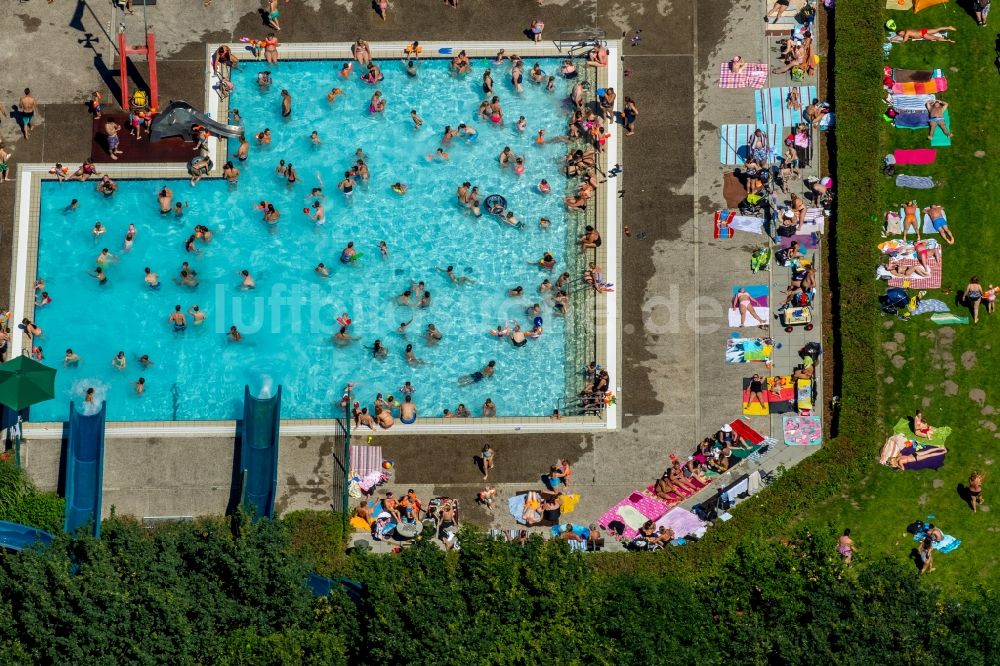 Luftaufnahme Hamm - Badegäste auf den Liegewiesen am Schwimmbecken des Freibades Süd am Carolinenweg in Hamm im Bundesland Nordrhein-Westfalen