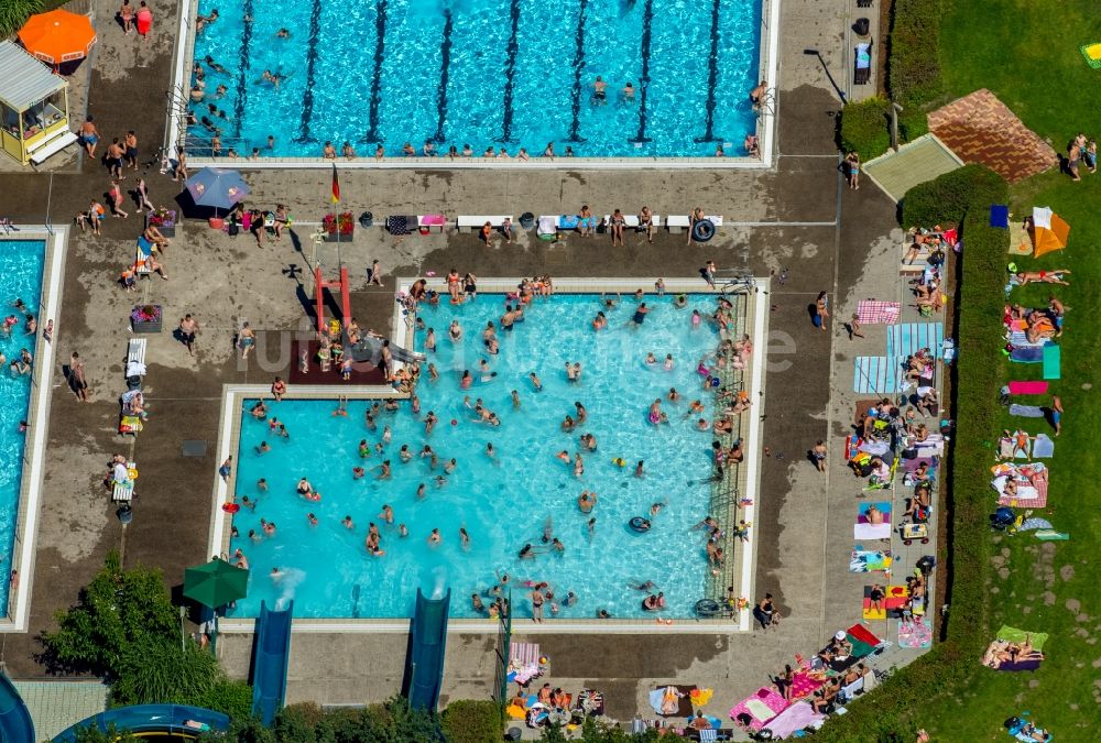 Hamm von oben - Badegäste auf den Liegewiesen am Schwimmbecken des Freibades Süd am Carolinenweg in Hamm im Bundesland Nordrhein-Westfalen