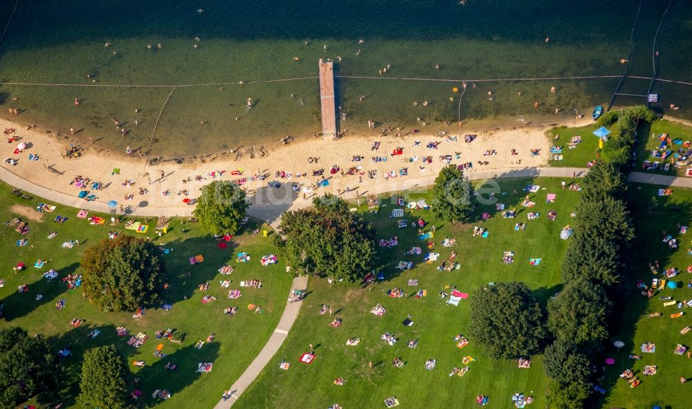 Luftbild Düsseldorf - Badegäste auf den Liegewiesen am Schwimmbecken des Freibades in Düsseldorf im Bundesland Nordrhein-Westfalen