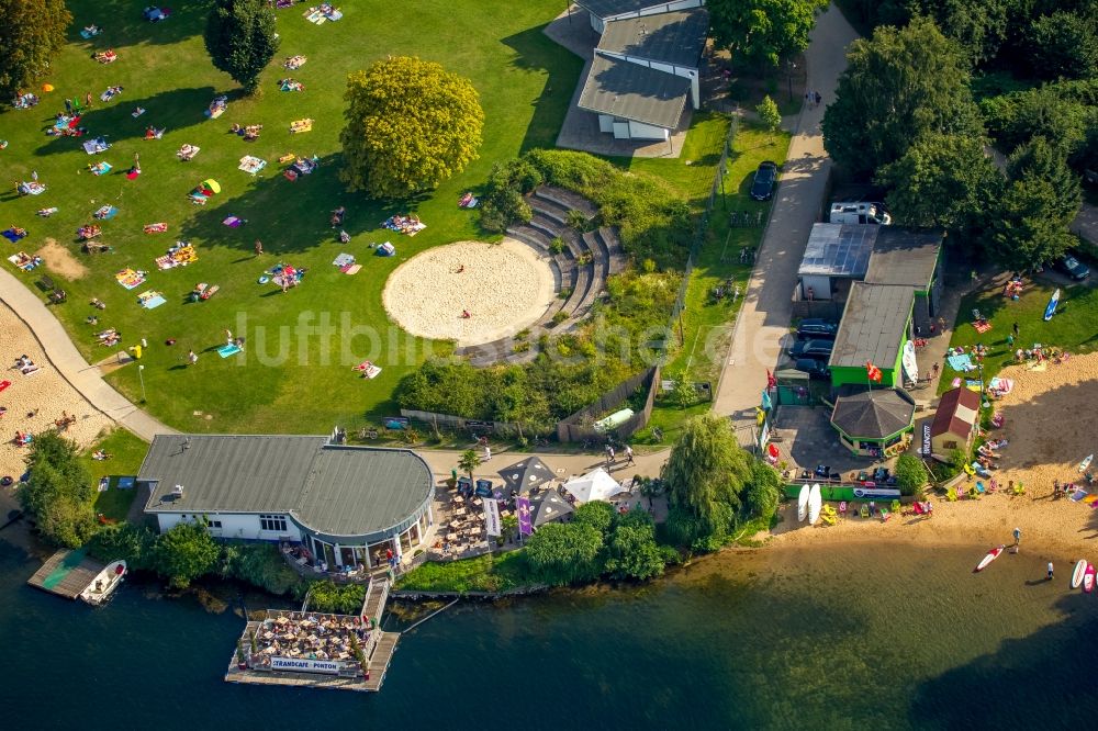 Luftaufnahme Düsseldorf - Badegäste auf den Liegewiesen am Schwimmbecken des Freibades in Düsseldorf im Bundesland Nordrhein-Westfalen