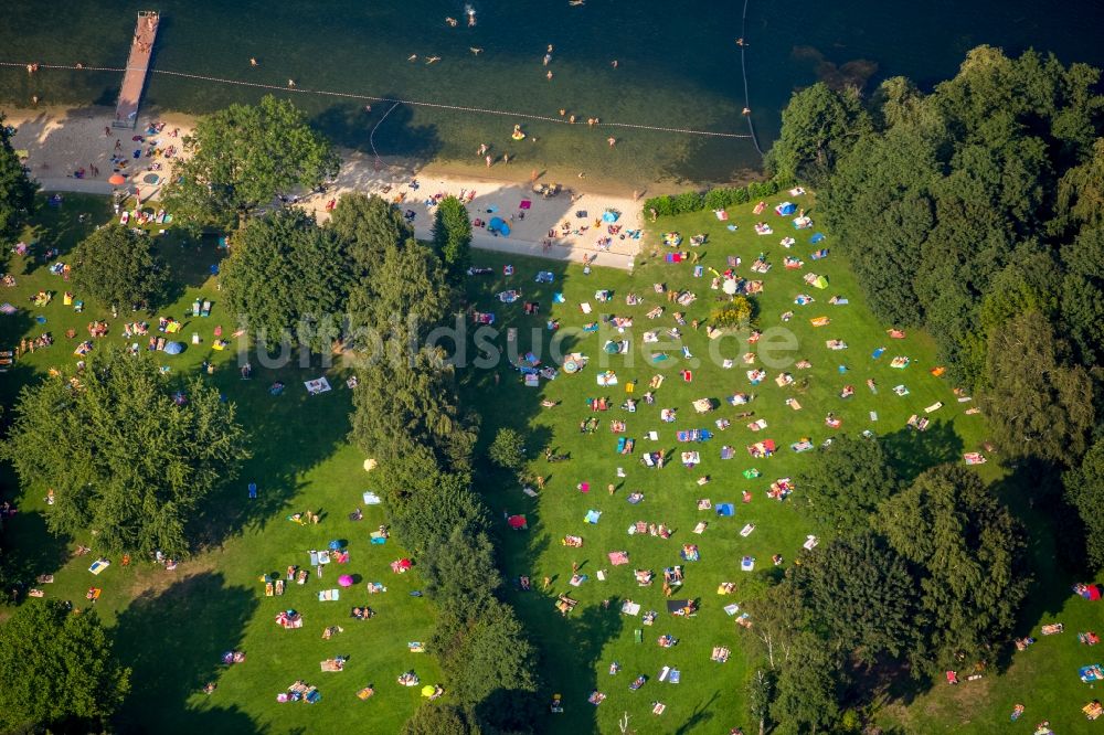 Düsseldorf von oben - Badegäste auf den Liegewiesen am Schwimmbecken des Freibades in Düsseldorf im Bundesland Nordrhein-Westfalen