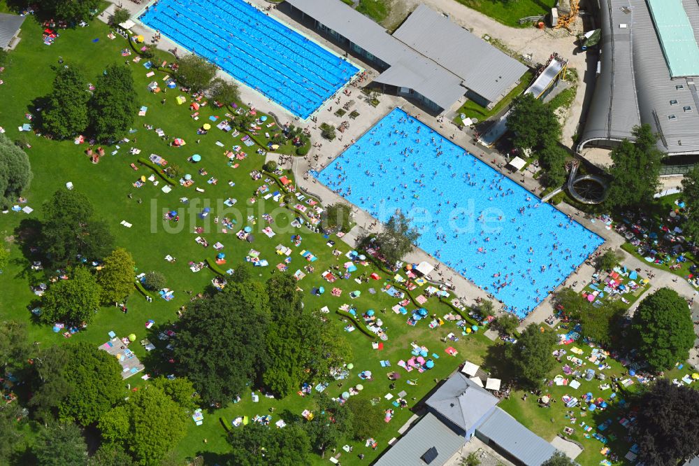 Luftbild Dachau - Badegäste auf den Liegewiesen am Schwimmbecken des Freibades Das Familienbad Dachau in Dachau im Bundesland Bayern, Deutschland