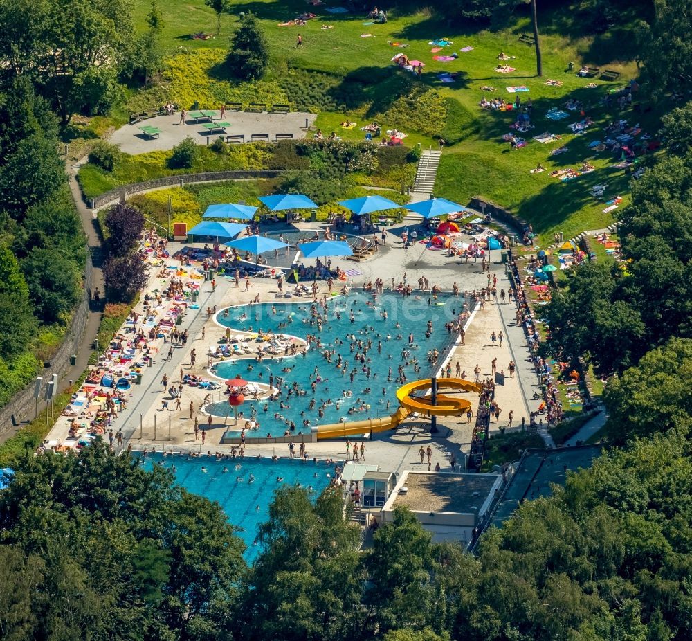 Luftaufnahme Witten - Badegäste auf den Liegewiesen am Schwimmbecken des Freibades Freibad Annen an der Herdecker Straße in Witten im Bundesland Nordrhein-Westfalen