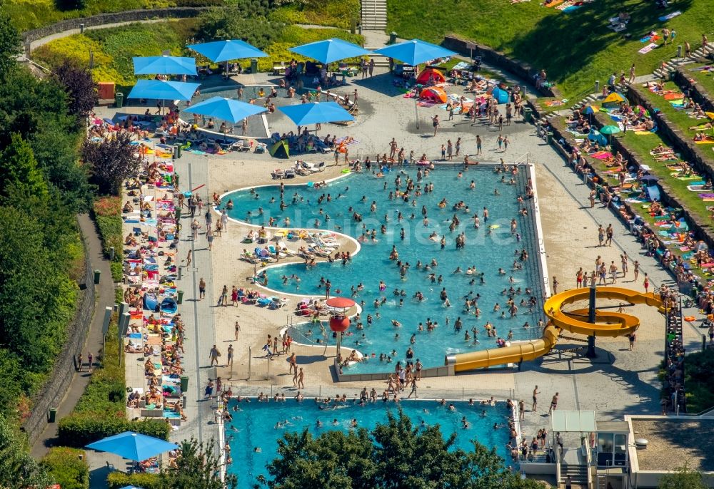 Witten von oben - Badegäste auf den Liegewiesen am Schwimmbecken des Freibades Freibad Annen an der Herdecker Straße in Witten im Bundesland Nordrhein-Westfalen