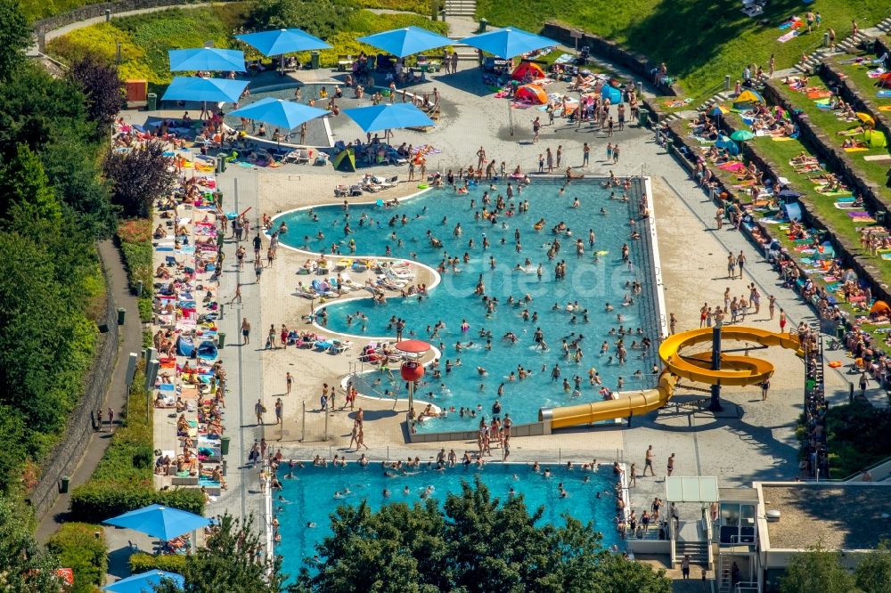 Witten aus der Vogelperspektive: Badegäste auf den Liegewiesen am Schwimmbecken des Freibades Freibad Annen an der Herdecker Straße in Witten im Bundesland Nordrhein-Westfalen