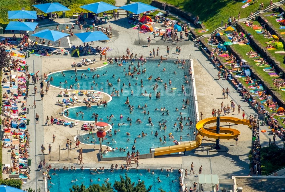 Luftbild Witten - Badegäste auf den Liegewiesen am Schwimmbecken des Freibades Freibad Annen an der Herdecker Straße in Witten im Bundesland Nordrhein-Westfalen