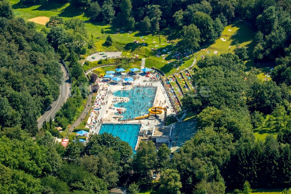 Luftaufnahme Witten - Badegäste auf den Liegewiesen am Schwimmbecken des Freibades Freibad Annen an der Herdecker Straße in Witten im Bundesland Nordrhein-Westfalen