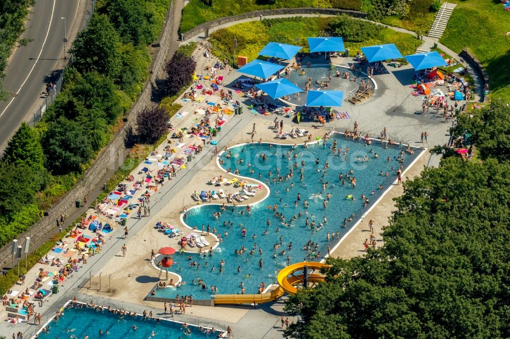 Witten von oben - Badegäste auf den Liegewiesen am Schwimmbecken des Freibades Freibad Annen an der Herdecker Straße in Witten im Bundesland Nordrhein-Westfalen