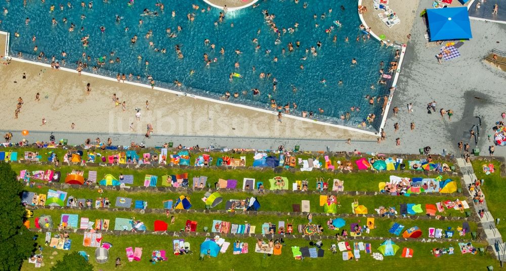 Witten aus der Vogelperspektive: Badegäste auf den Liegewiesen am Schwimmbecken des Freibades Freibad Annen an der Herdecker Straße in Witten im Bundesland Nordrhein-Westfalen