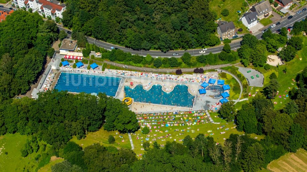 Luftbild Witten - Badegäste auf den Liegewiesen am Schwimmbecken des Freibades Freibad Annen an der Herdecker Straße in Witten im Bundesland Nordrhein-Westfalen