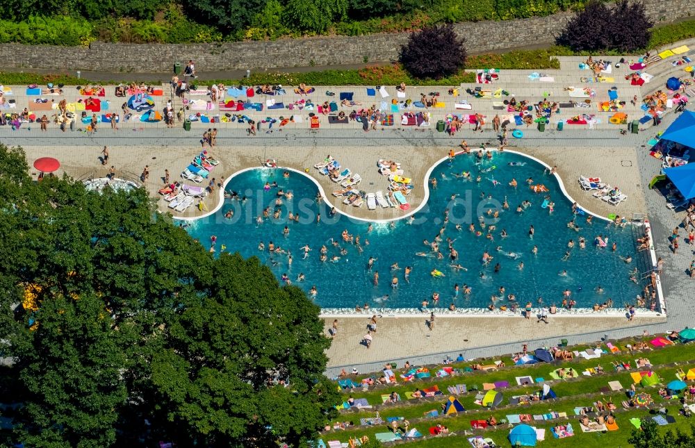 Luftaufnahme Witten - Badegäste auf den Liegewiesen am Schwimmbecken des Freibades Freibad Annen an der Herdecker Straße in Witten im Bundesland Nordrhein-Westfalen