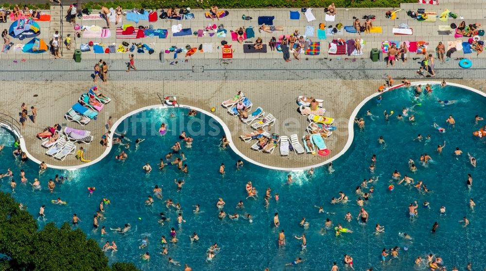 Witten von oben - Badegäste auf den Liegewiesen am Schwimmbecken des Freibades Freibad Annen an der Herdecker Straße in Witten im Bundesland Nordrhein-Westfalen