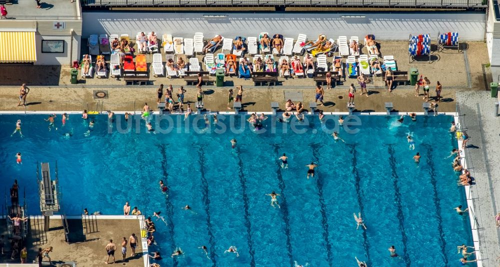 Witten aus der Vogelperspektive: Badegäste auf den Liegewiesen am Schwimmbecken des Freibades Freibad Annen an der Herdecker Straße in Witten im Bundesland Nordrhein-Westfalen