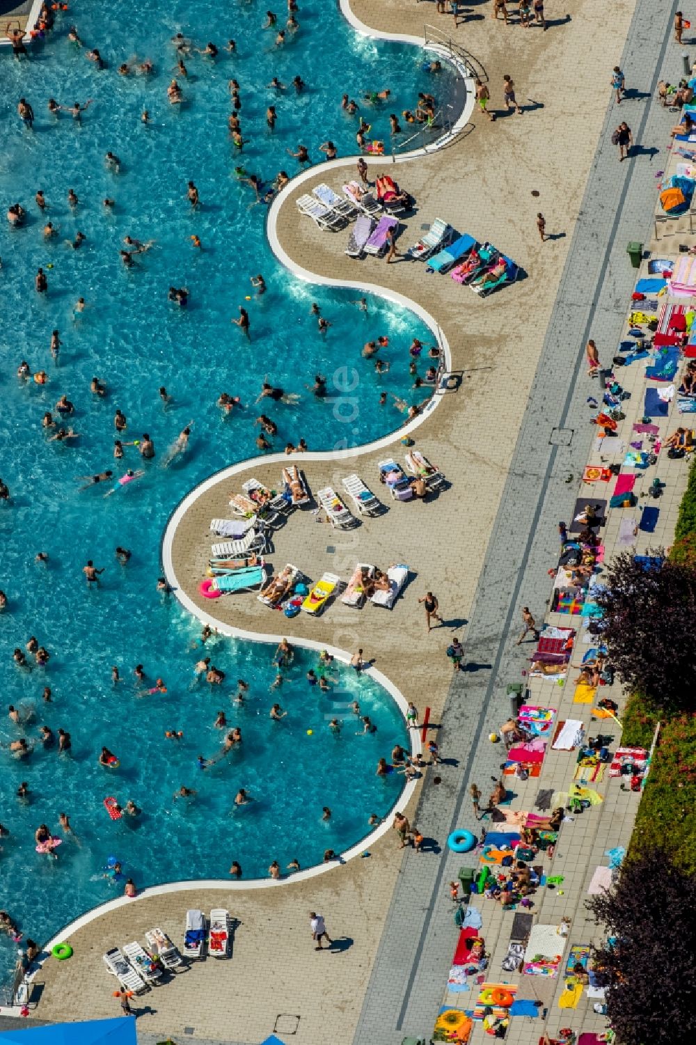 Luftbild Witten - Badegäste auf den Liegewiesen am Schwimmbecken des Freibades Freibad Annen an der Herdecker Straße in Witten im Bundesland Nordrhein-Westfalen