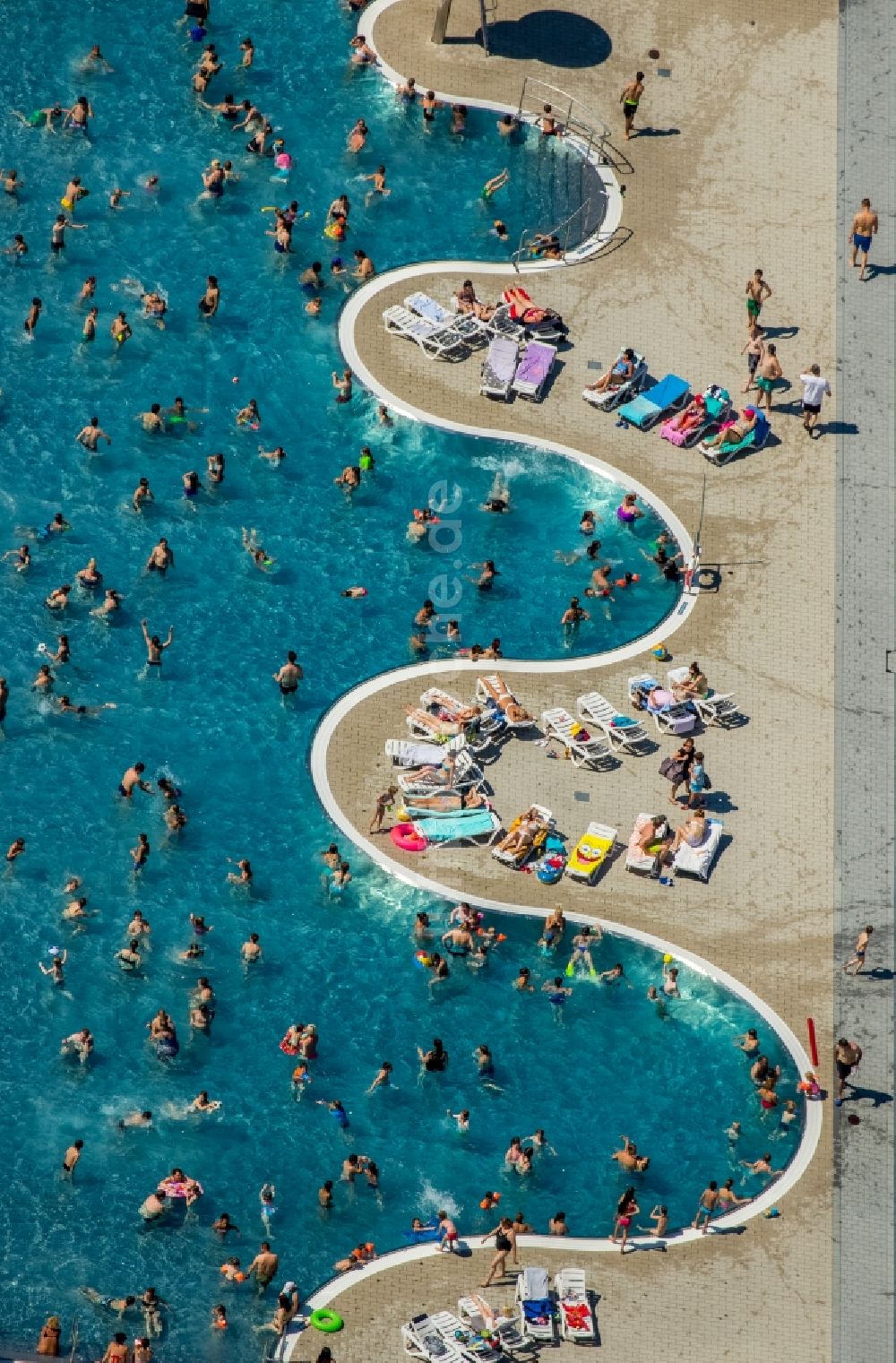 Luftaufnahme Witten - Badegäste auf den Liegewiesen am Schwimmbecken des Freibades Freibad Annen an der Herdecker Straße in Witten im Bundesland Nordrhein-Westfalen