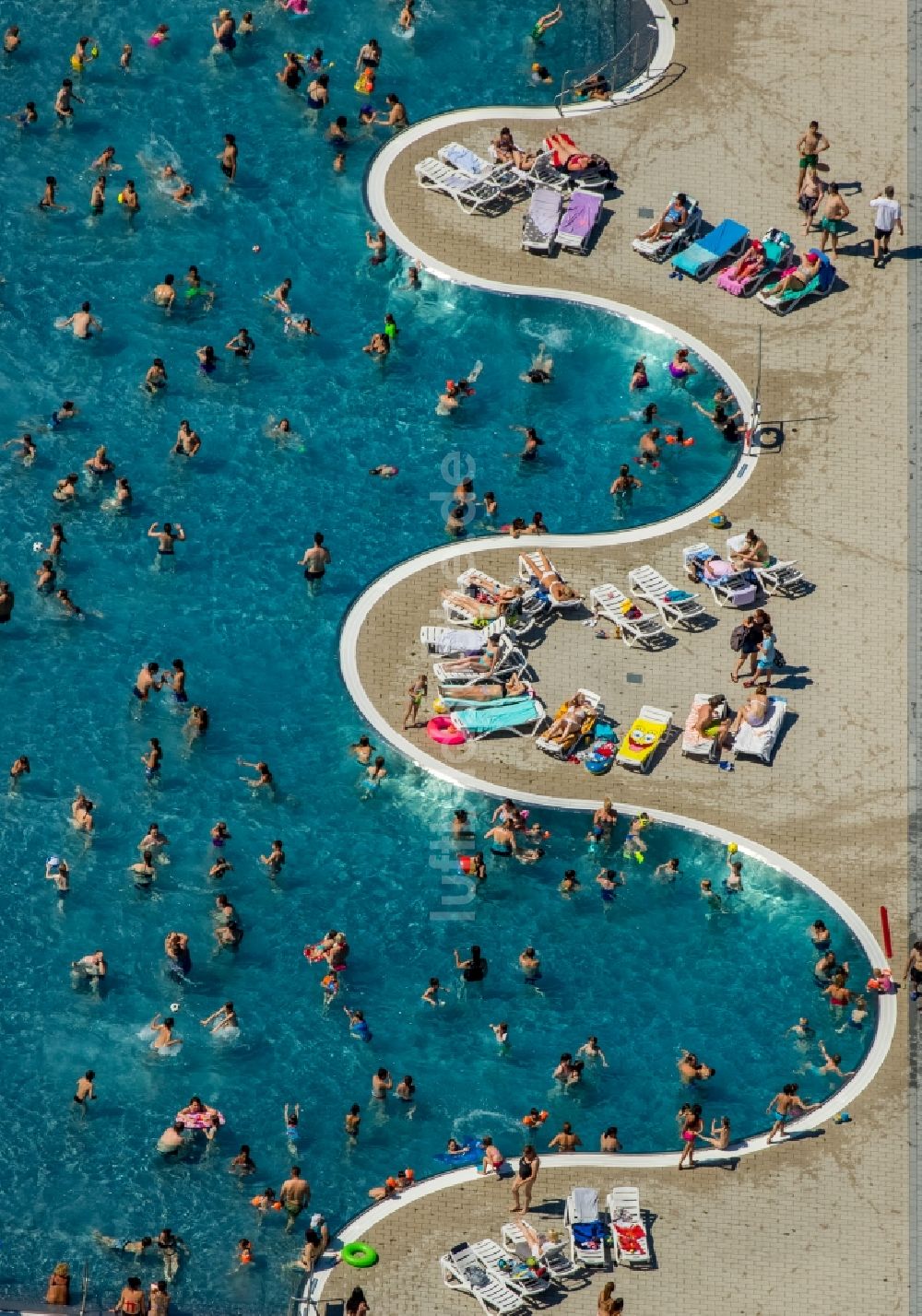 Witten von oben - Badegäste auf den Liegewiesen am Schwimmbecken des Freibades Freibad Annen an der Herdecker Straße in Witten im Bundesland Nordrhein-Westfalen