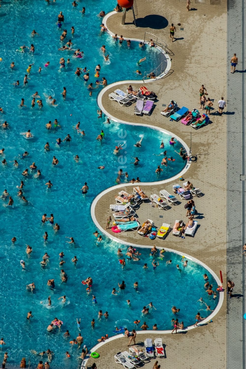 Witten aus der Vogelperspektive: Badegäste auf den Liegewiesen am Schwimmbecken des Freibades Freibad Annen an der Herdecker Straße in Witten im Bundesland Nordrhein-Westfalen