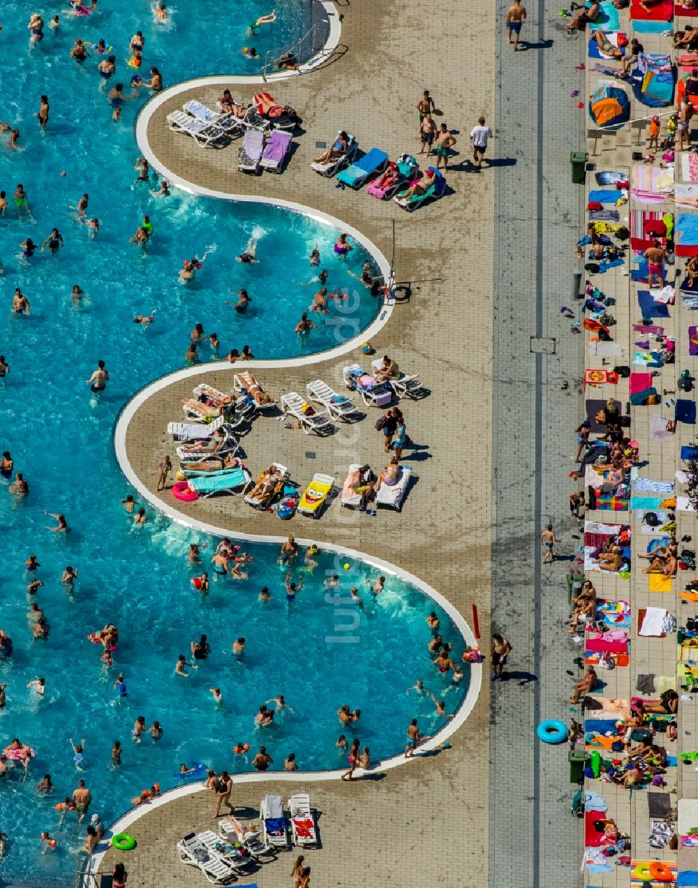 Luftbild Witten - Badegäste auf den Liegewiesen am Schwimmbecken des Freibades Freibad Annen an der Herdecker Straße in Witten im Bundesland Nordrhein-Westfalen