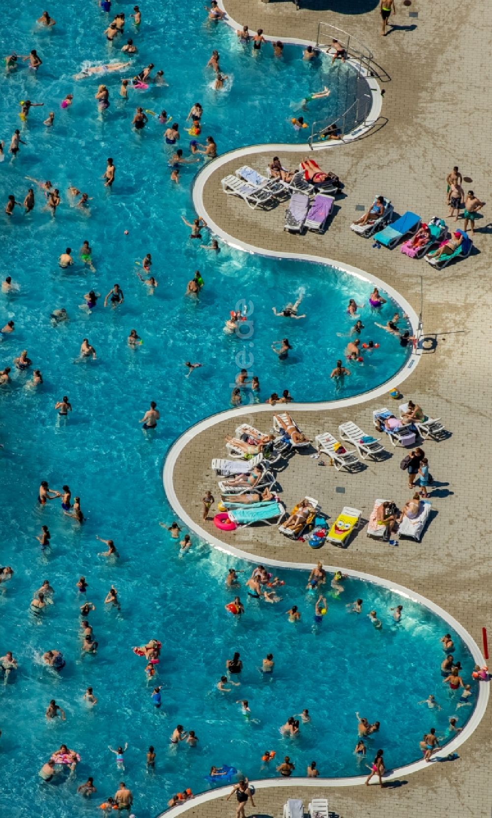 Luftaufnahme Witten - Badegäste auf den Liegewiesen am Schwimmbecken des Freibades Freibad Annen an der Herdecker Straße in Witten im Bundesland Nordrhein-Westfalen