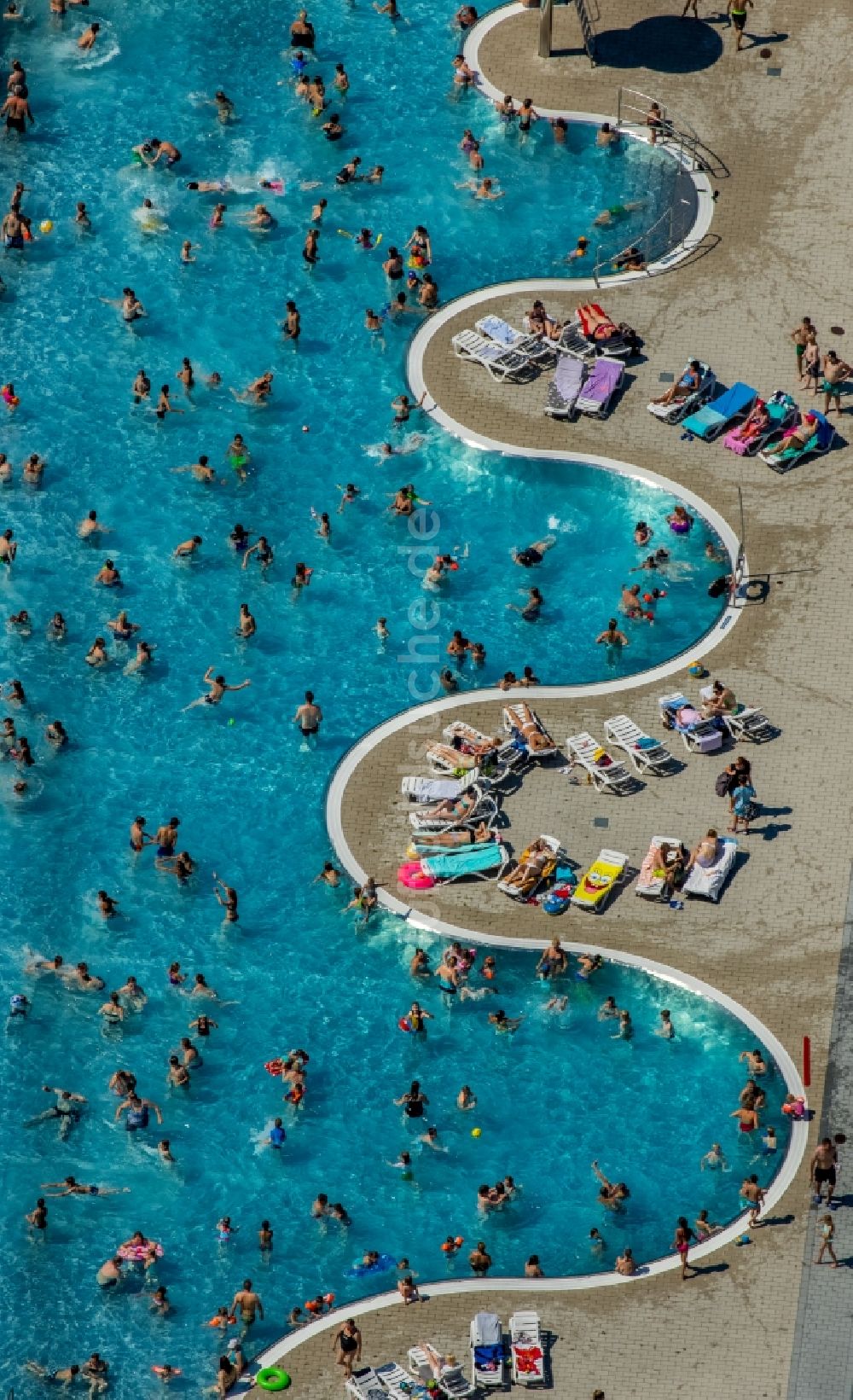 Witten von oben - Badegäste auf den Liegewiesen am Schwimmbecken des Freibades Freibad Annen an der Herdecker Straße in Witten im Bundesland Nordrhein-Westfalen