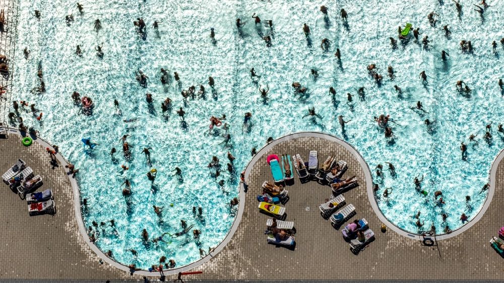 Witten aus der Vogelperspektive: Badegäste auf den Liegewiesen am Schwimmbecken des Freibades Freibad Annen an der Herdecker Straße in Witten im Bundesland Nordrhein-Westfalen